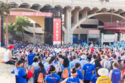 UT Southwestern was among dozens of institutions, organizations, and companies to turn out walkers at the starting line at the Heart Walk.