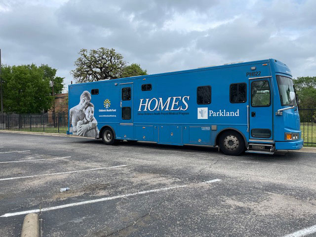 Large blue bus that says HOMES Parkland on the side