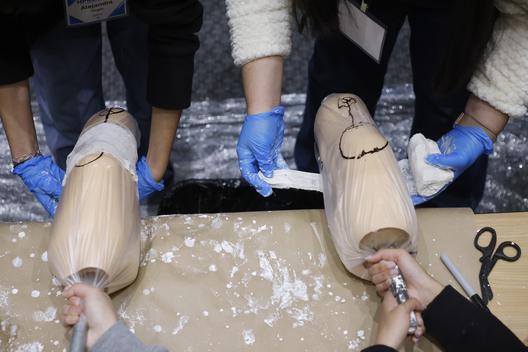 High school students practice prosthetic casting in the HPREP program. 