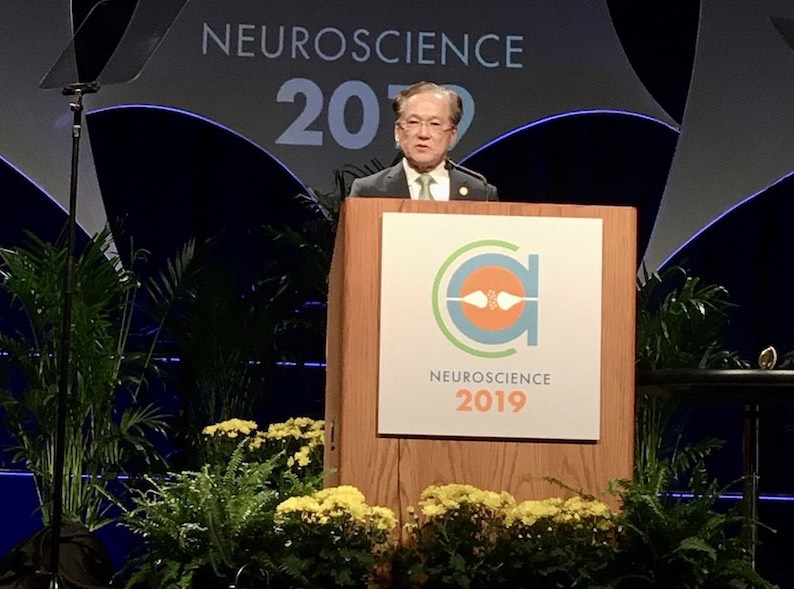 Dr. Takahashi accepting the Gruber Neuroscience Prize